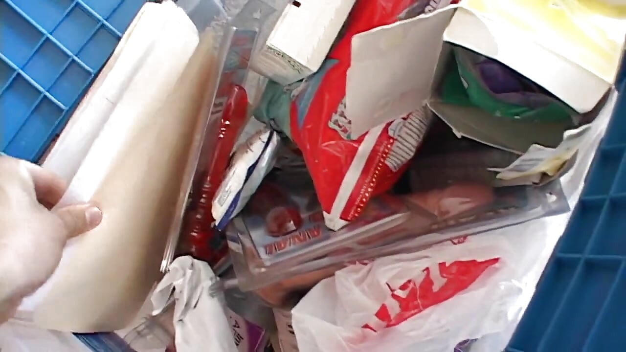 Ateşli esmer büyük siyah yarağı emiyor ve biniyor