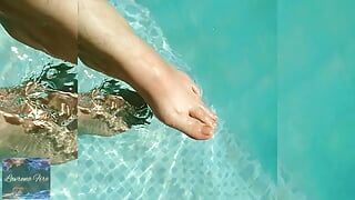Plajă la soare cu picioarele lângă piscină ☀🌊