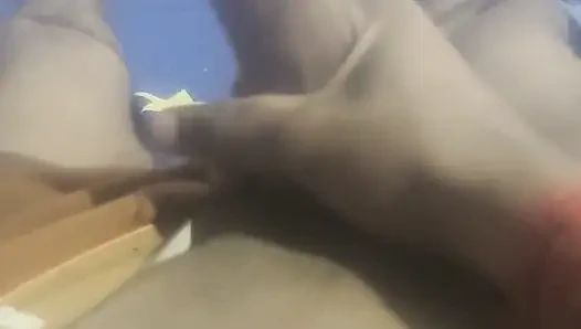 Stiefschwester hält meinen penis in ihrer hand und schüttelt ihn