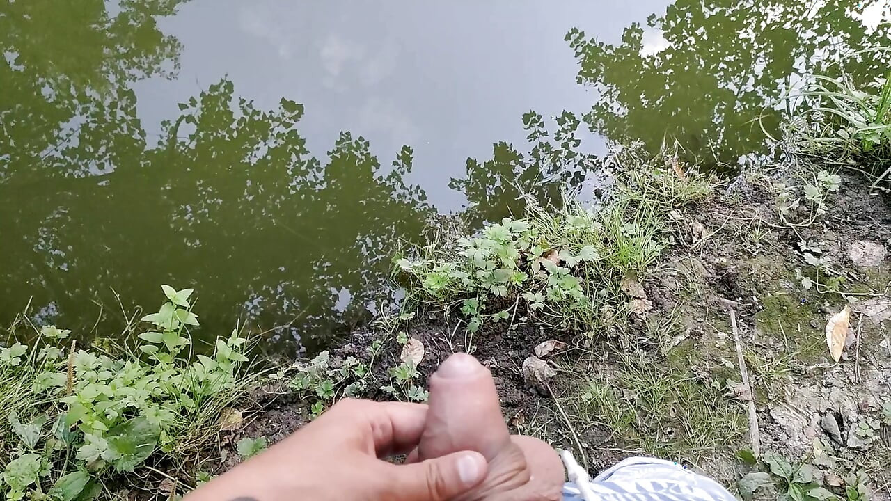 A vízbe való hosszú pisilés pezsgővé teszi a vizet