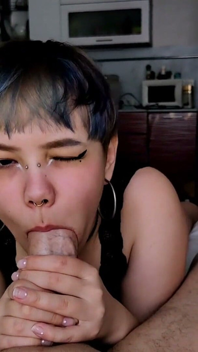 Seorang gadis dengan wajah remaja memiliki mulut penuh sperma | Klip 2