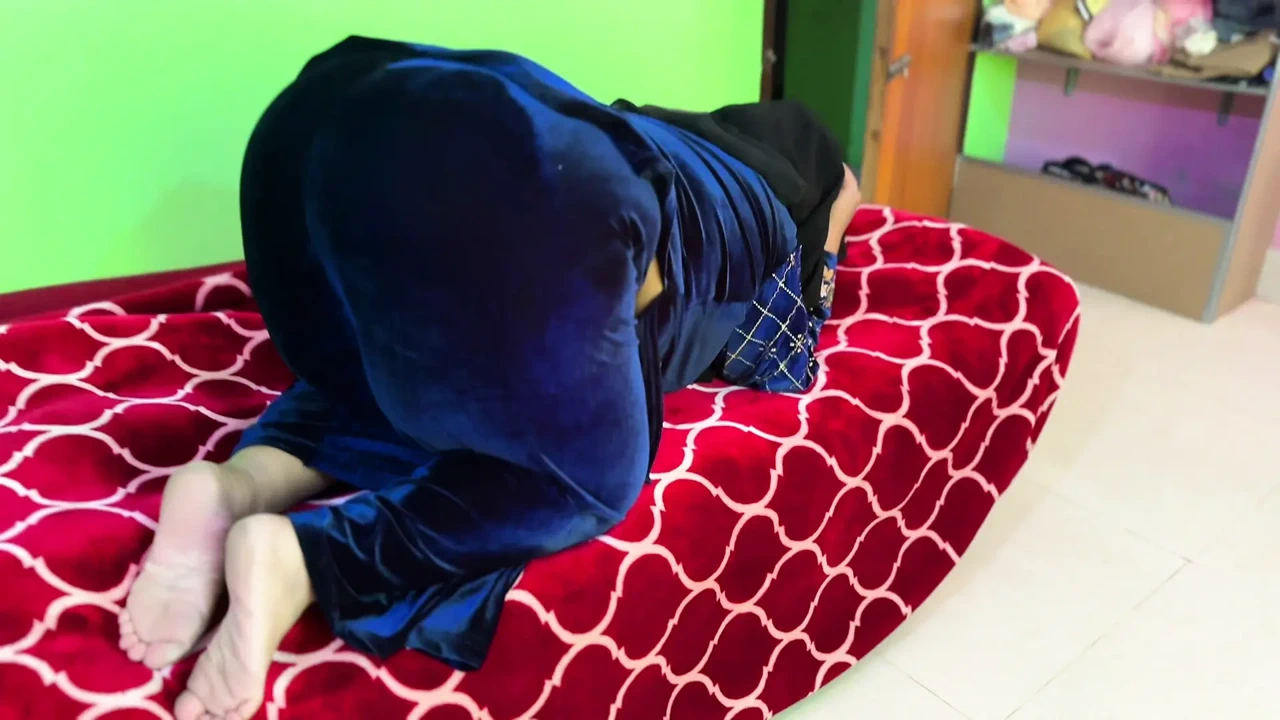 埃及大屁股美丽的热辣继妹张开她的大屁股, 然后她的继兄弟进入她的房间并操她的大屁股