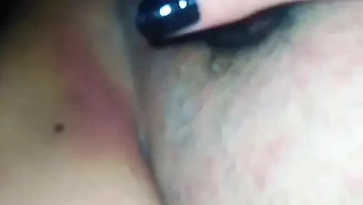 Sulu amcıklı orta yaşlı seksi kadın edepsizce konuşuyor, yarak istiyor ve her şeyi ıslatıyor, bunu kocasından nasıl gizler?