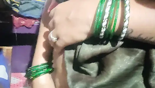 Istri pamer memek sempitnya sama suaminya