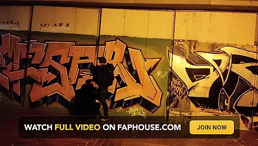 Evli kadın dışarıda bir gece geçirdikten sonra kocasıyla herkesin içinde eğlencesi!