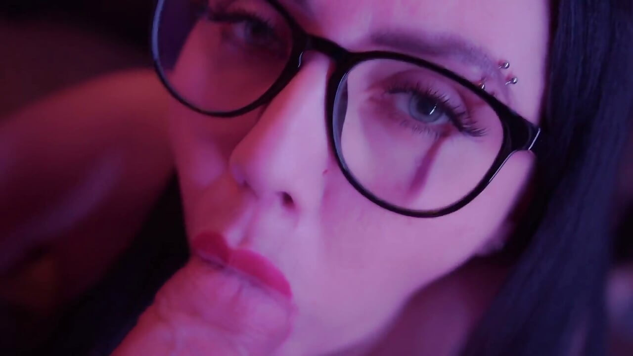 MAMĂ SEXY suge pula tipului ei
