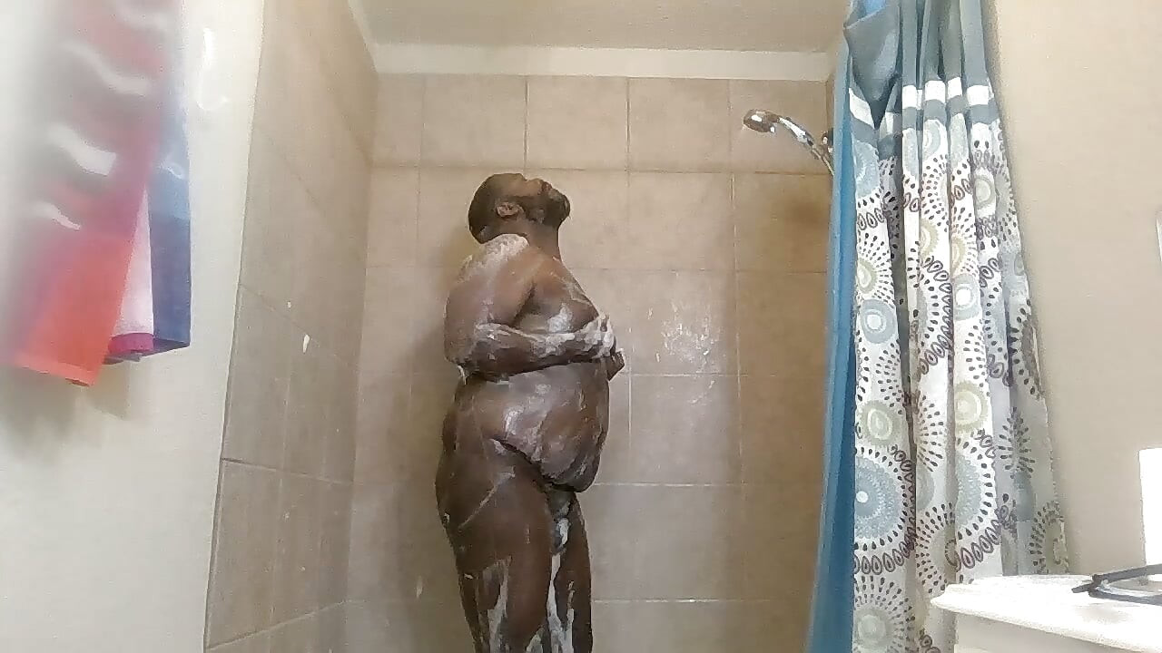 Ditaburin di kamar mandi tengah hari
