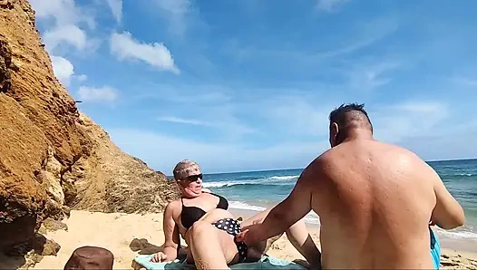 Kami hampir ketahuan di pantai untuk kedua kalinya saat aku masturbasi dia