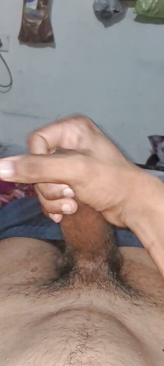 Ladka deshi bhabhi ko wash room mai dekh kar apne ling ko dilatation hai  or hila hila kar apna Jo's Gira deta hai iske bad fir bhabhi uska