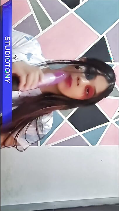 试穿性感内衣的模特被抓包