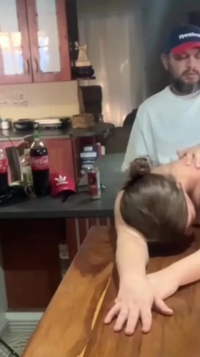 Epischer moment aus "Perfekte titten, barlady hart auf ihrer bar gefickt"