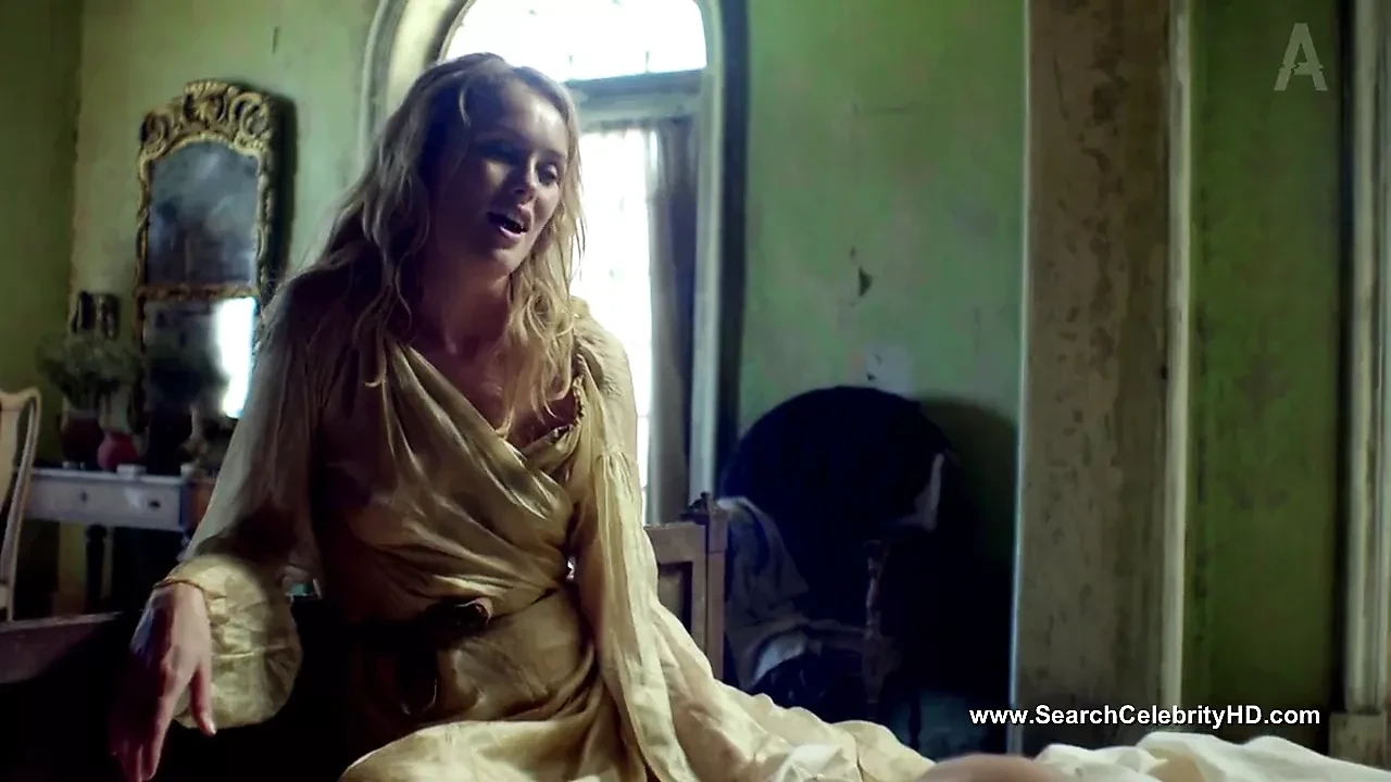 Jessica Parker Kennedy and Hannah New - Black Sails S01E02