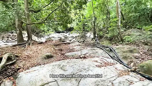 Pacarnya tidak mau menidurinya, jadi jalang itu mencari kesenangan dengan orang asing di sungai