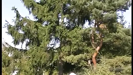 Грудастой блондинке вылизали киску и захлопнули на улице