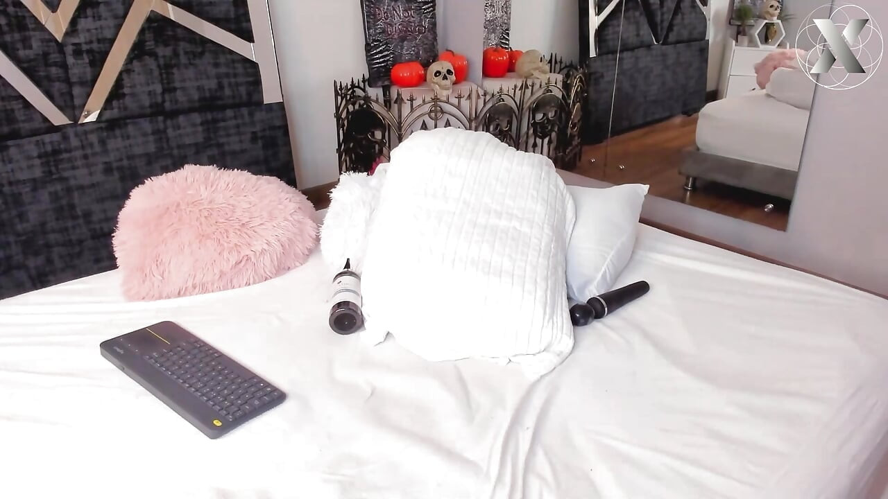 Masturbiram sa svojim butinama koje se tresu i oči mi se kotrljaju