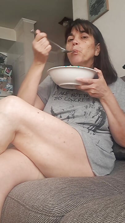 MILf spreizt ihre beine beim essen