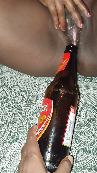 Meine frau steckte eine flasche bier in sie.