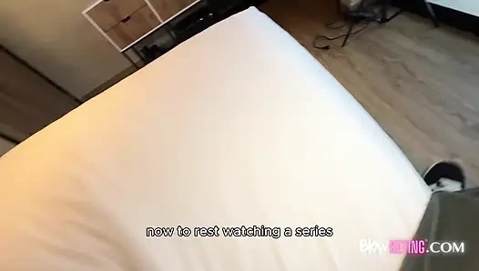 Das Mädchen aus meiner Klasse kommt in mein Zimmer, um mir in ihrer Uniform einen zu blasen