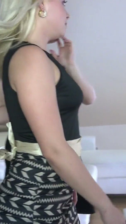 Mostrando meninas da academia em casa fazendo yoga e esticando depois de calcinha e calcinha experimentando em saias curtas e vestidos | Clipe 1