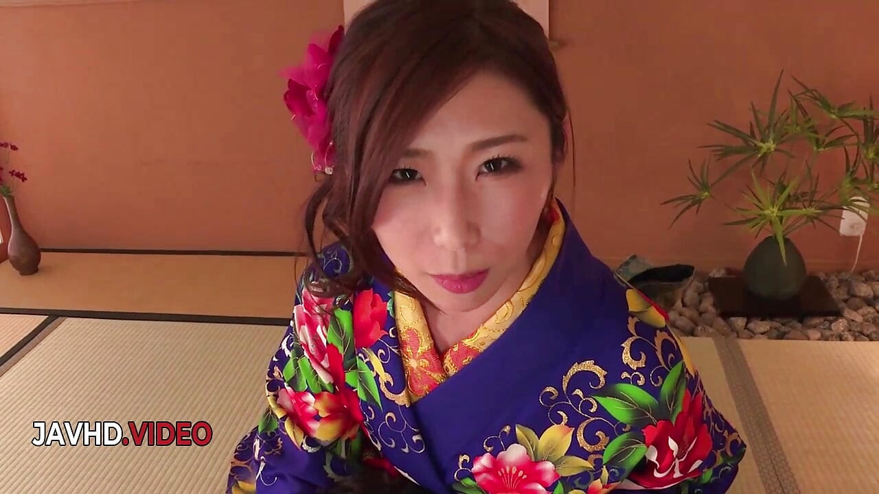 篠田あゆみが魅惑的な着物のフェラチオパフォーマンスでライブオンカメラで熱くなる