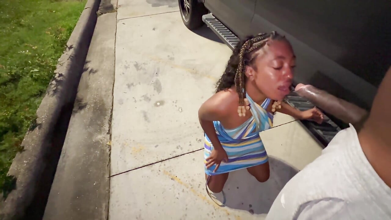 既婚女性が駐車場でトカゲのように私のチンコをしゃぶって、無料のトラックストップを頼む