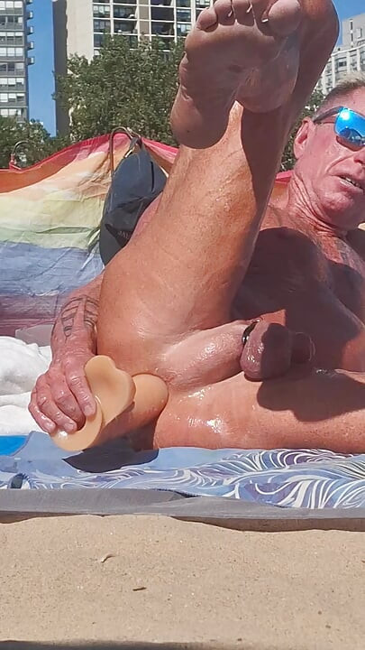 Key West engrasado usando su nuevo dildo más grande en la playa