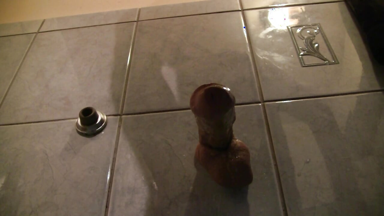 Величезні ділдо грають