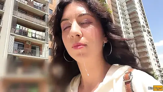 Mädchen bittet, auf ihr gesicht für sperma-walk auf der straße zu kommen - blowjob