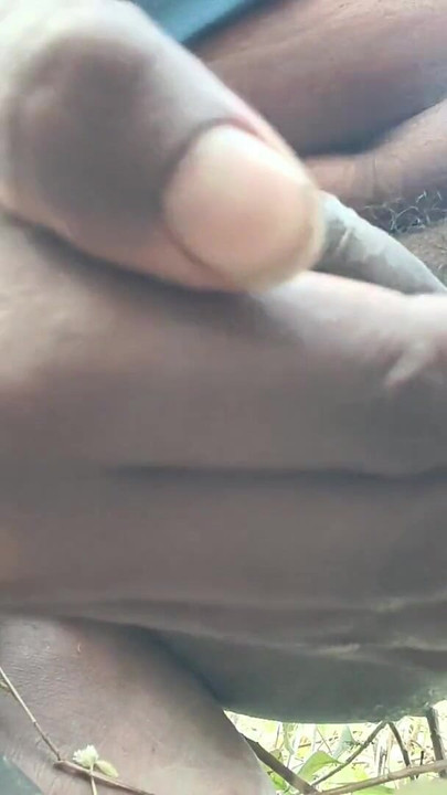 El estaba muy erecto, así que lo sacudié | Clip 1