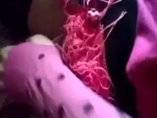 Puta mariquita toca su clítoris para papá