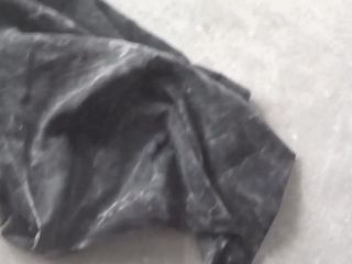 Mini jupe noire piétine