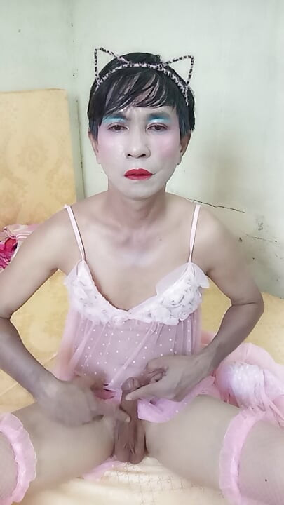 Oanh Le transgênero vestindo um roupão sexy se masturbando feliz