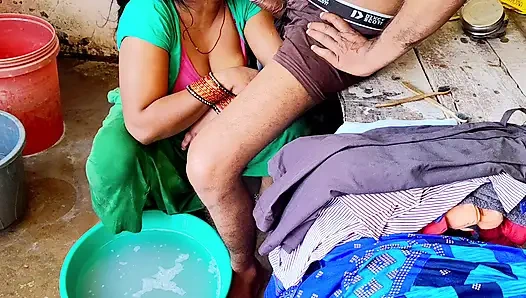 Desi bhabhi ne  bathroom me land chusha