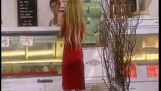 Salacious chics yaraklı bir adamı paylaşıyor ve onları sikerek orgazm oluyor