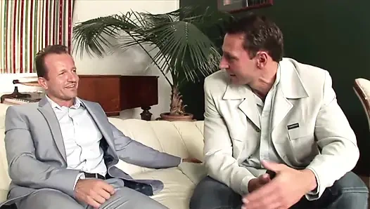 Dreier doppelpenetration mit blondem schätzchen in netzstrümpfen