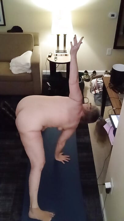 Mamă sexy mare și frumoasă care face yoga zilnic în pielea goală!