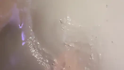 Тёплая вода делает мои соски твёрдыми