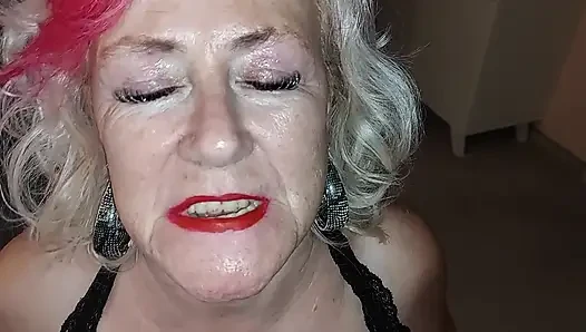 Nenek kelaiman jerman yang lagi sange ini lagi asik nyjob: nyepong kontol kayak pro