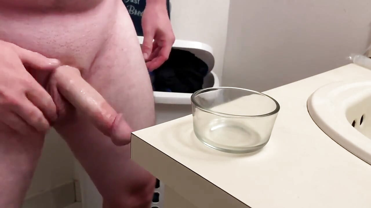 Uau! Sam bate uma e goza com um jato enorme de porra!