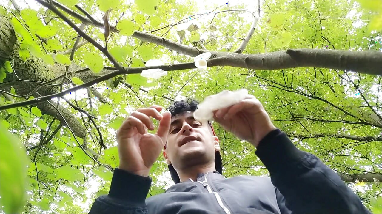 야외에서 발견된 중고 콘돔 3개에서 정액 삼키기