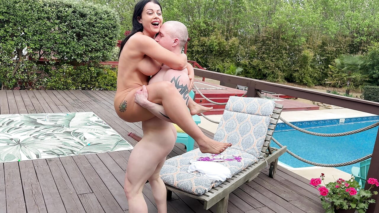 Nude Lift and Carry mukana Nadia White ja Baxx