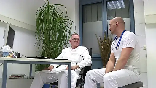 Pasien rambut pirang dientot dengan ganas