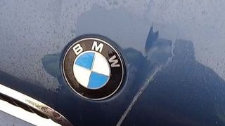 Pis op de BMW
