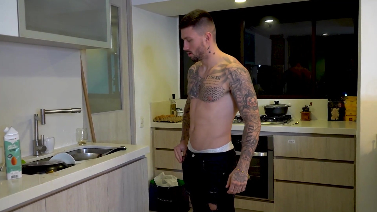 18 岁的哥伦比亚继妹趁父母不在的时候操她姐夫的绿帽奴！Naty delgado和rauls Bud