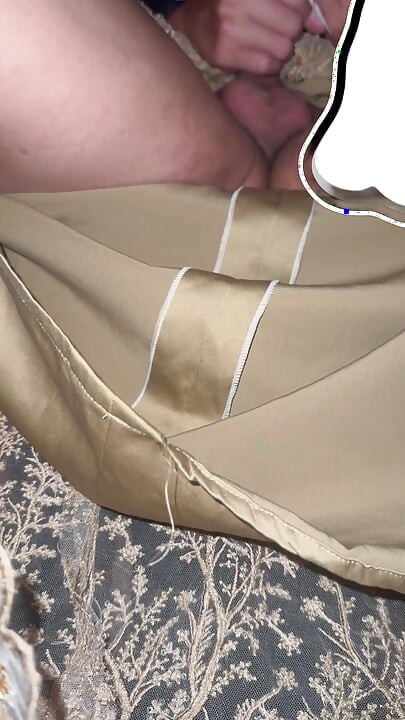 サテンのガウンを着た女装者