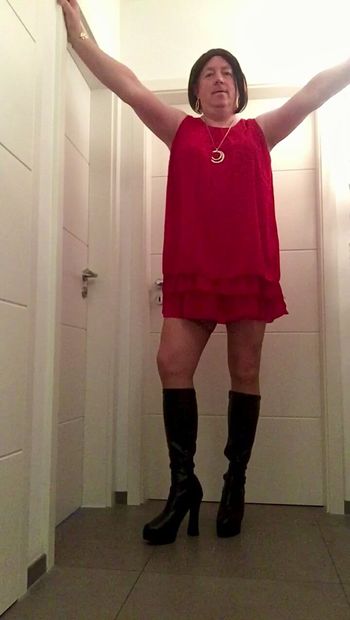 Nicki-Crossdress - travestiet - netkousen - laarzen - chiffon jurk