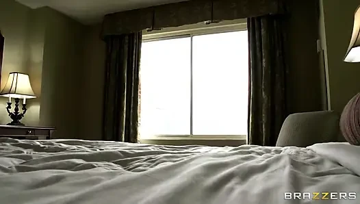 Heiß und gemein - kendra lust hat ihre nachbarn im hotel entdeckt, die ein paar glamouröse lesben waren