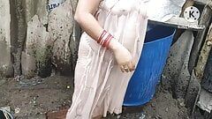 Anita Yadav fa il bagno all'aperto con tette calde