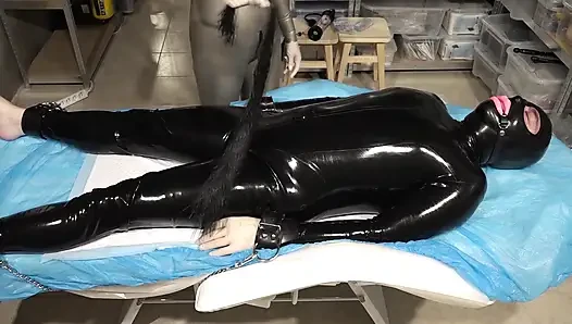 Danielle в латексе испорченный писс, писсинг с мастурбацией ее рабыни