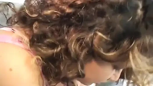 Prezervatifli yaşlı adam hamile Latin kadınla sikişiyor ve sonra üstüne çıkıyor ve ona biniyor